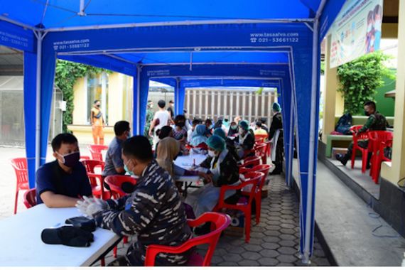 TNI AL dan TNI AD Bersinergi Gelar Serbuan Vaksinasi Covid-19 Kepada Masyarakat Cengkareng - JPNN.COM