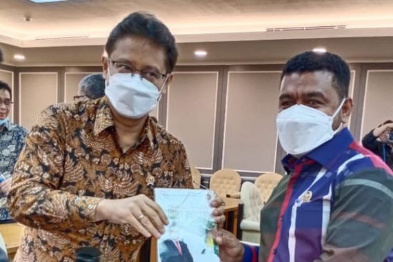 Filep Wamafma Minta Menkes Segera Merespons Kelangkaan Oksigen di Papua dan Papua Barat - JPNN.COM