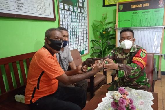 Membersihkan Kebun, Mirino Temukan Senjata Api Bekas PD II, Langsung Diserahkan ke TNI - JPNN.COM