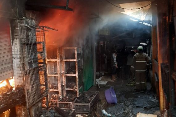 Kebakaran Hanguskan Toko Sembako dan Warung Tempe di Pasar Induk Kramat Jati - JPNN.COM