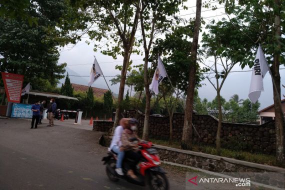 Bendera Putih Bergambar Emotikon Menangis Bermunculan di Garut, Sedih - JPNN.COM