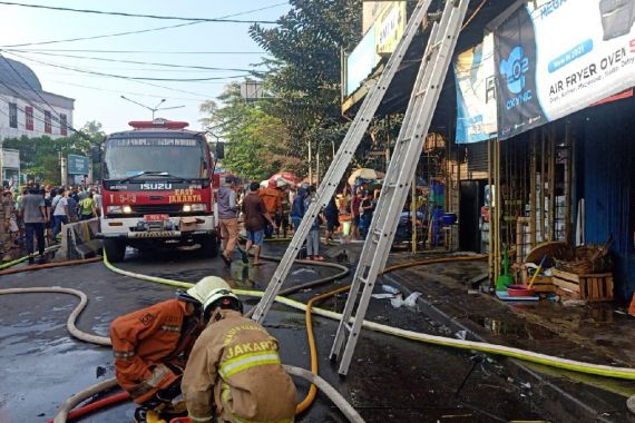 7 Ruko di Duren Sawit Kebakaran, Termasuk Toko Miras - JPNN.COM