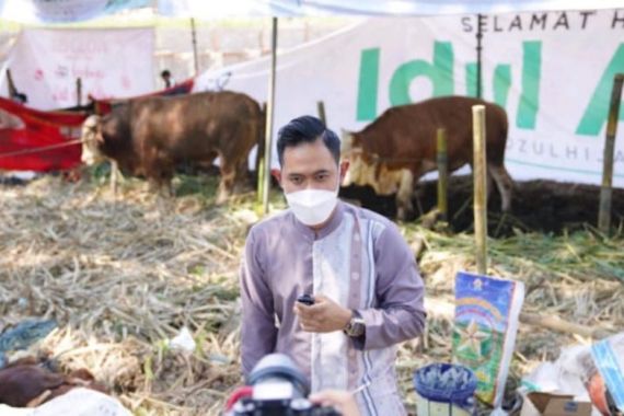 Crazy Rich Malang Bagi-bagi Daging Kurban di 6 Kota - JPNN.COM