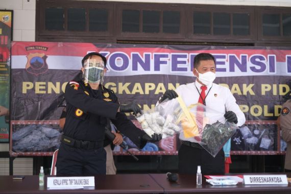 Bea Cukai Tanjung Emas Menggagalkan Penyelundupan 1 Kg Sabu-Sabu Lewat Barang Kiriman - JPNN.COM