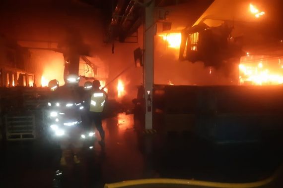 4 Jam Damkar Berjibaku Padamkan Kebakaran Pabrik Kampas Rem di Jakut, Apinya Gede Banget - JPNN.COM