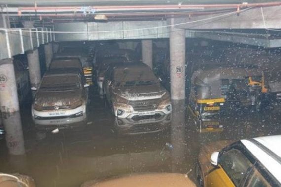 Alamak! Ratusan Mobil Ini Terendam Banjir Saat Sedang Diparkir - JPNN.COM