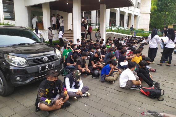 Massa Tolak PPKM di Bandung Lakukan Perusakan, Blokade Jalan, 150 Orang Diamankan Polisi - JPNN.COM