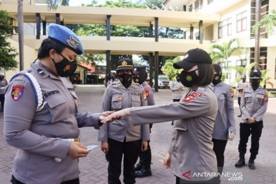 Menjaga Performa, 50 Polwan Polda Gorontalo Menjalani Pemeriksaan Penegakan Ketertiban dan Disiplin - JPNN.COM