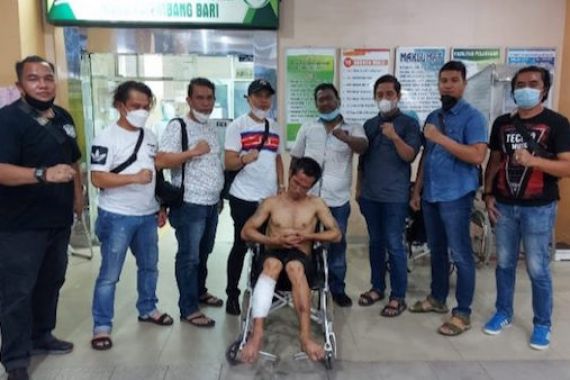 Mangku Alam sudah Ditangkap, Kini Terduduk di Kursi Roda, Kakinya Ditembak Polisi - JPNN.COM