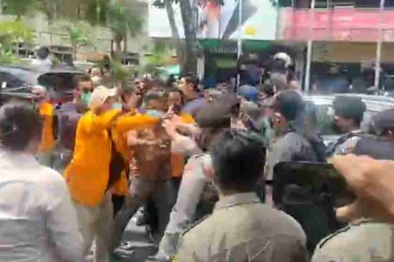 Ricuh! 15 Mahasiswa Diamankan Polisi Saat Demo PPKM Darurat - JPNN.COM
