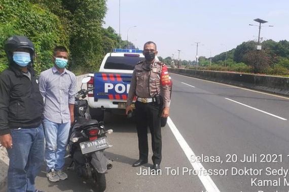 Polisi Menyetop Pemotor Masuk Tol Sedyatmo Ini, Setelah Diperiksa, Oh Ternyata - JPNN.COM