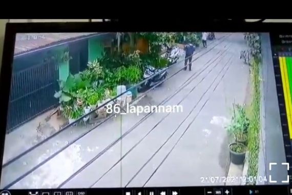 Detik-Detik Aksi Pelaku Curanmor di Jaksel Terekam CCTV, Lihat - JPNN.COM