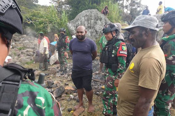 Lihat, Prajurit Satgas Yonif RK 751/VJS Hadiri Upacara Adat Bakar Batu - JPNN.COM