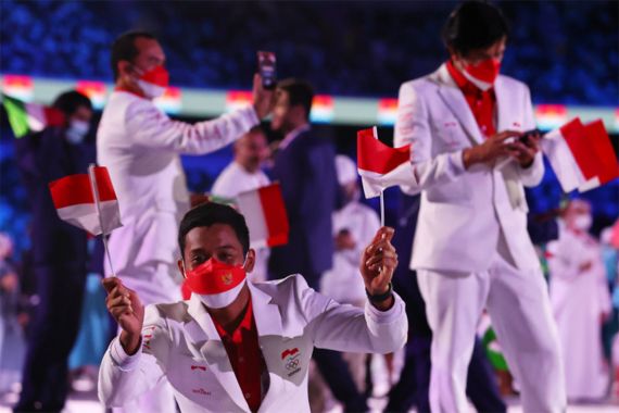 Kontingen Indonesia Tampil Keren saat Defile Upacara Pembukaan Tokyo 2020 - JPNN.COM