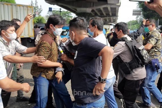 Berunjuk Rasa di Bawah Fly Over Pasar Rebo, Mahasiswa Bersitegang dengan Polisi - JPNN.COM