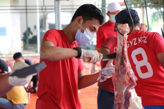 Sekolah Fatih Salurkan Ribuan Paket Daging Kurban Bekerja Sama dengan Keuchik - JPNN.COM