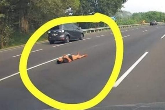 Orang yang Viral karena Tiduran di Tengah Tol Ini Sudah Diamankan - JPNN.COM