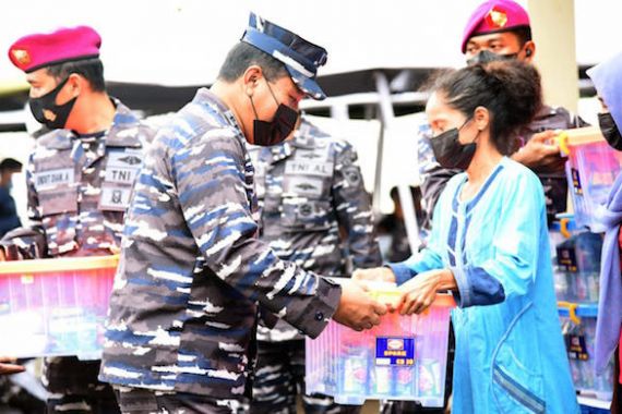 TNI AL Bagikan 1.500 Paket Sembako untuk Warga Muara Gembong - JPNN.COM