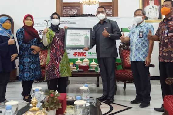 CropLife Indonesia Donasi Tabung Oksigen untuk Saudara Sebangsa - JPNN.COM