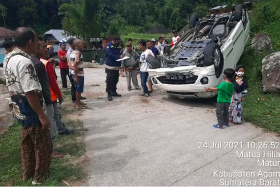 Minibus Terbalik di Matur Agam, Begini Kondisi Sopir dan 7 Penumpangnya - JPNN.COM