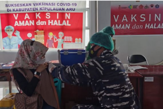 Prajurit TNI AL Gelar Serbuan Vaksinasi Kepada Masyarakat Kepulauan Aru - JPNN.COM