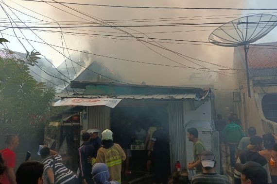Kebakaran Hanguskan Rumah di Jakpus, Kerugiannya Miliaran Rupiah - JPNN.COM