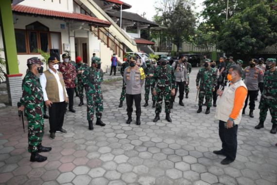 Pesan Penting Letjen TNI Ganip Warsito Saat Kunjungi Selter Asrama Haji Sleman - JPNN.COM