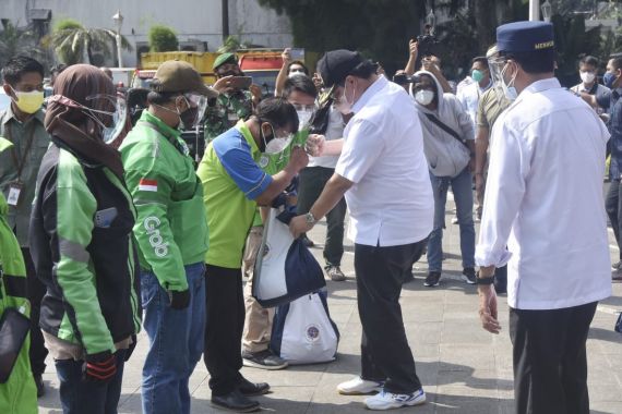 Menko Airlangga Turun Langsung Bagikan Bantuan kepada Pengemudi Transportasi Umum di Bogor - JPNN.COM