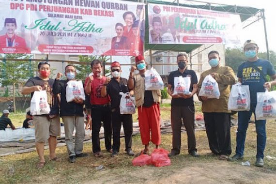 Taruna Merah Putih Bagikan 3.000 Paket Sembako dan Masker Kepada Masyarakat Terdampak Covid-19 - JPNN.COM