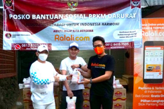 Ralali.com Bagikan 2.000 Paket Makanan Kaleng kepada Warga Terdampak PPKM Darurat - JPNN.COM