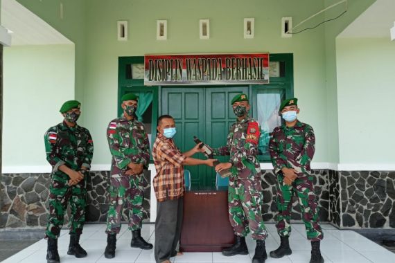 Percaya Perbatasan Aman dengan Kehadiran TNI, Warga Temajuk Menyerahkan Senpi ke Satgas Pamtas - JPNN.COM