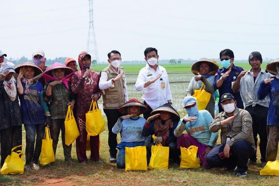 Melintasi Persawahan, Tetiba SYL Berhenti, Petani Berteriak Kegirangan - JPNN.COM