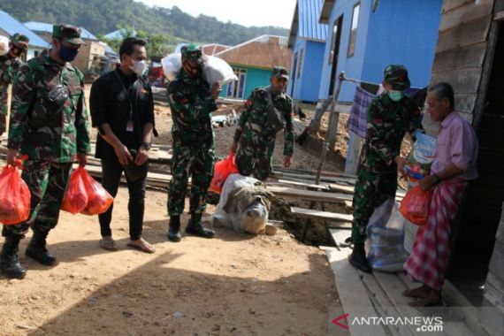 TNI Bersama 3 Perusahaan Menyalurkan Paket Sembako untuk Warga Pesisir - JPNN.COM