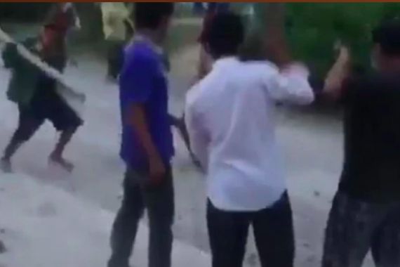 Viral Video Pria Positif Covid-19 Dipukuli Warga di Toba, Ini Penjelasan Bupati - JPNN.COM