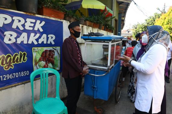 Kemenaker Serahkan Bantuan TKM Pada PKL, Sejumlah Pedagang Kegirangan - JPNN.COM