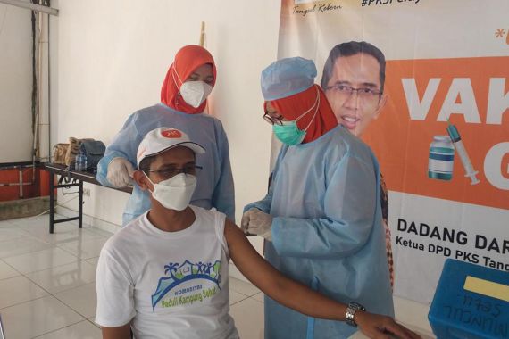 Bikin Bangga, PKS Jadi Parpol Pertama yang Gelar Vaksinasi di Tangsel - JPNN.COM