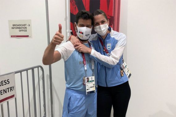 Romantis Banget, Pelatih Anggar Argentina Mendadak Berlutut di Depan Atletnya Sambil Meminta - JPNN.COM