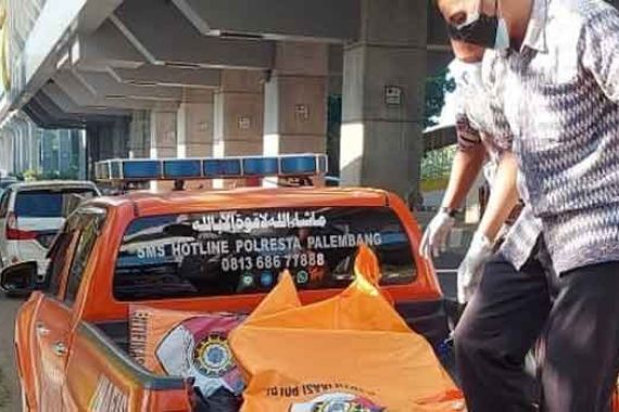 Tercium Bau Menyengat di Bawah Stasiun LRT, 2 Petugas KAI Mencari Tahu, Astaga! - JPNN.COM