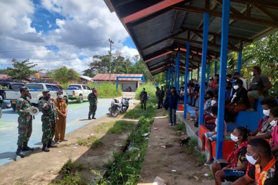 TNI Kawal 96 Pengungsi Kembali ke Kampung Halaman - JPNN.COM