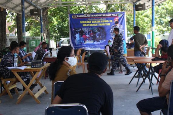 TNI AL Kembali Gelar Vaksinasi Covid-19 Kepada Masyarakat Maritim Teluk Palu - JPNN.COM