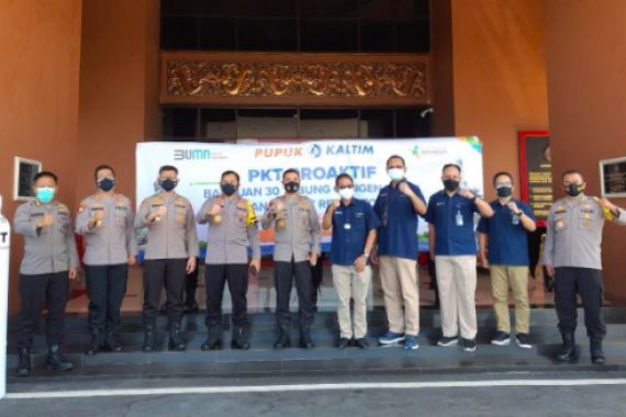 Pupuk Kaltim Salurkan Puluhan Tabung Oksigen Medis ke RS Bhayangkara Balikpapan - JPNN.COM