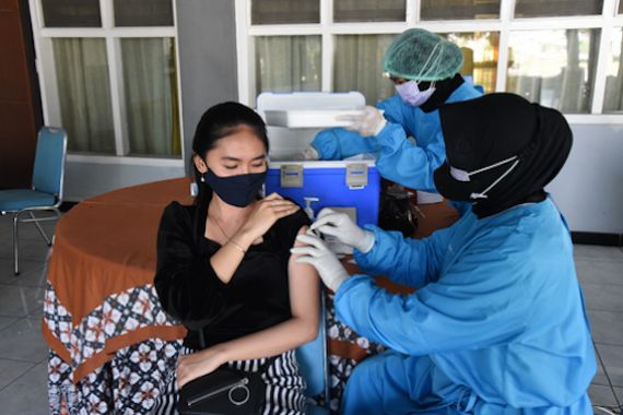TNI AL Lanjutkan Serbuan Vaksinasi Kepada Masyarakat - JPNN.COM