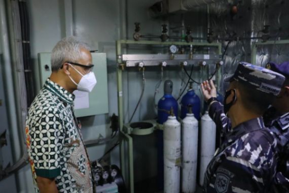 KRI dr Soeharso Bawa Oksigen untuk Jateng, Pak Ganjar: Terima Kasih Sekali Atas Bantuan Ini - JPNN.COM