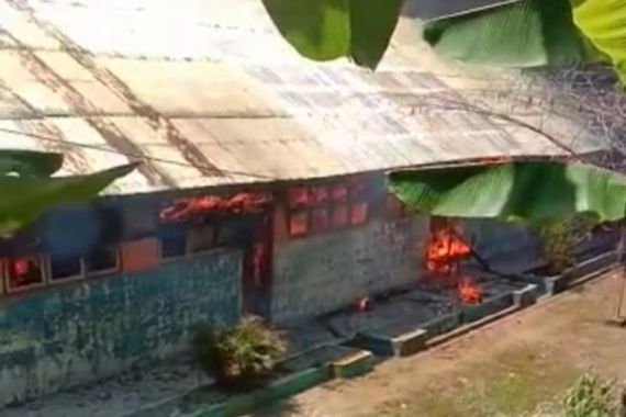 Kadir Melihat Api Begitu Cepat Membakar Gedung Sekolah - JPNN.COM