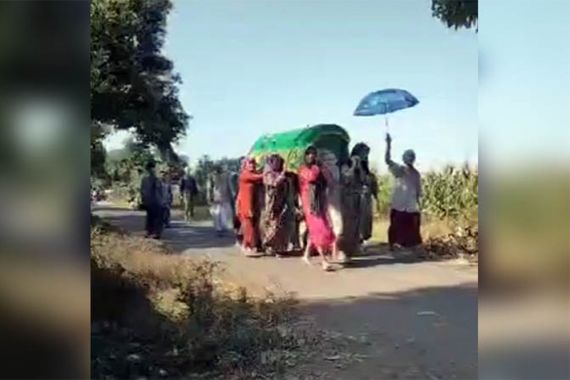Kejadian Aneh di Pasuruan, 8 Perempuan Berkerudung Memikul Keranda - JPNN.COM