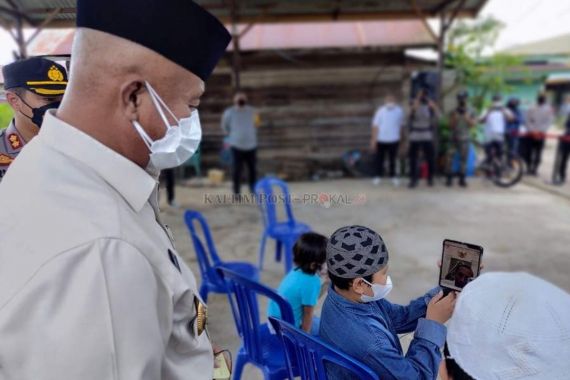 Usai Mengumandangkan Azan di Makam Ibunda, Arga Dapat Panggilan Video Presiden Jokowi - JPNN.COM