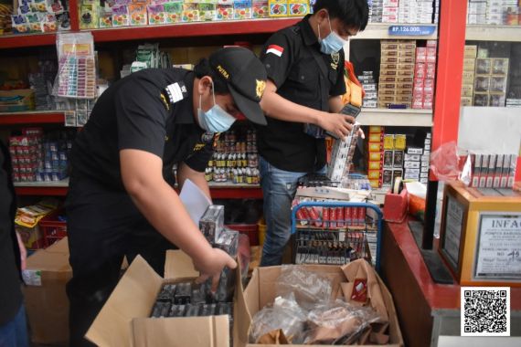 Gempur Rokok Ilegal, Bea Cukai Pekanbaru dan Tembilahan Menggencarkan Operasi Pasar - JPNN.COM