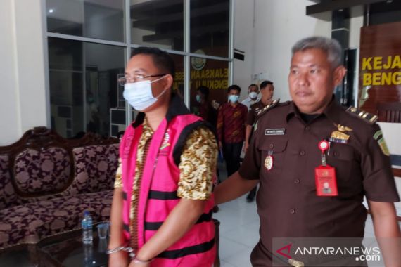 Diduga Korupsi Dana Desa, Kades Tanjung Raman Dijebloskan ke Tahanan - JPNN.COM