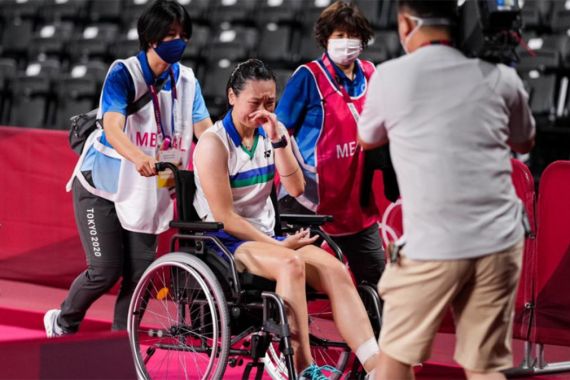 Gagal Tembus 8 Besar Tokyo 2020, Tunggal Putri Ini Menangis di Kursi Roda - JPNN.COM