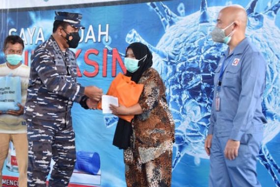TNI AL Gelar Serbuan Vaksinasi Kepada Masyarakat Maritim di Banten - JPNN.COM